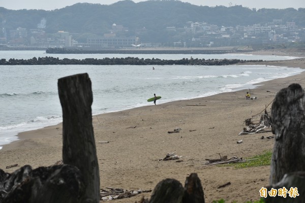 金山中角沙珠灣假日平均有1500到2000衝浪人次，是北海岸衝浪勝地之一。（記者林欣漢攝）