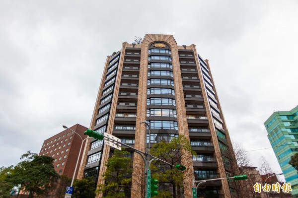 近年來交易頻繁的松山區指標豪宅「文華苑」又有最新租金實價紀錄，揭露13樓月租金40萬。（記者徐義平攝）