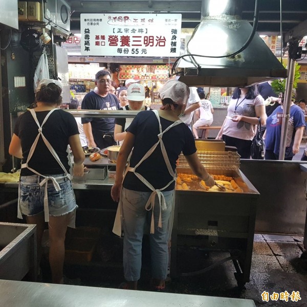 廟口營養三明治的攤位不到2坪大,簡單的新鮮食材混搭,好吃的營養三明治讓不少人大老遠跑來,滿足對美食的想念。(記者俞肇福攝) 廟口營養三明治的攤位不到2坪大,簡單的新鮮食材混搭,好吃的營養三明治讓不少人大老遠跑來,滿足對美食的想念。(記者俞肇福攝)