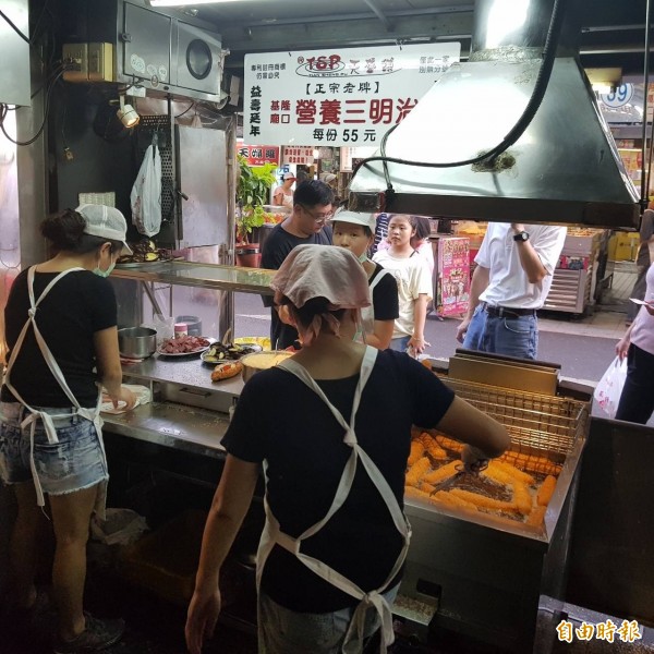 廟口營養三明治的攤位不到兩坪大,簡單的新鮮食材混搭,好吃的營養三明治讓不少人大老遠跑來,滿足對美食的想念。(記者俞肇福攝) 廟口營養三明治的攤位不到兩坪大,簡單的新鮮食材混搭,好吃的營養三明治讓不少人大老遠跑來,滿足對美食的想念。(記者俞肇福攝)