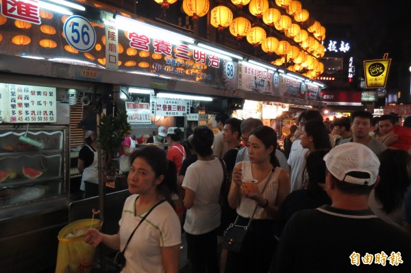 基隆市廟口夜市是喜愛美食民眾的朝聖地。(記者俞肇福攝) 基隆市廟口夜市是喜愛美食民眾的朝聖地。(記者俞肇福攝)
