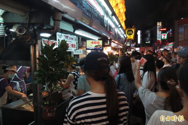 基隆市廟口夜市是喜愛美食民眾的朝聖地,其中,58號攤的營養三明治經常大排長龍,每到假日還要出動號碼機,遊客還要抽號碼買三明治。(記者俞肇福攝) 基隆市廟口夜市是喜愛美食民眾的朝聖地,其中,58號攤的營養三明治經常大排長龍,每到假日還要出動號碼機,遊客還要抽號碼買三明治。(記者俞肇福攝)