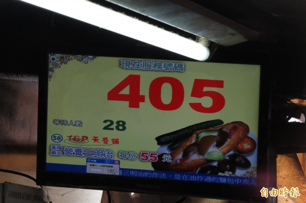 基隆市廟口夜市是喜愛美食民眾的朝聖地,其中,58號攤的營養三明治經常大排長龍,每到假日還要出動號碼機,遊客還要抽號碼買三明治。(記者俞肇福攝) 基隆市廟口夜市是喜愛美食民眾的朝聖地,其中,58號攤的營養三明治經常大排長龍,每到假日還要出動號碼機,遊客還要抽號碼買三明治。(記者俞肇福攝)