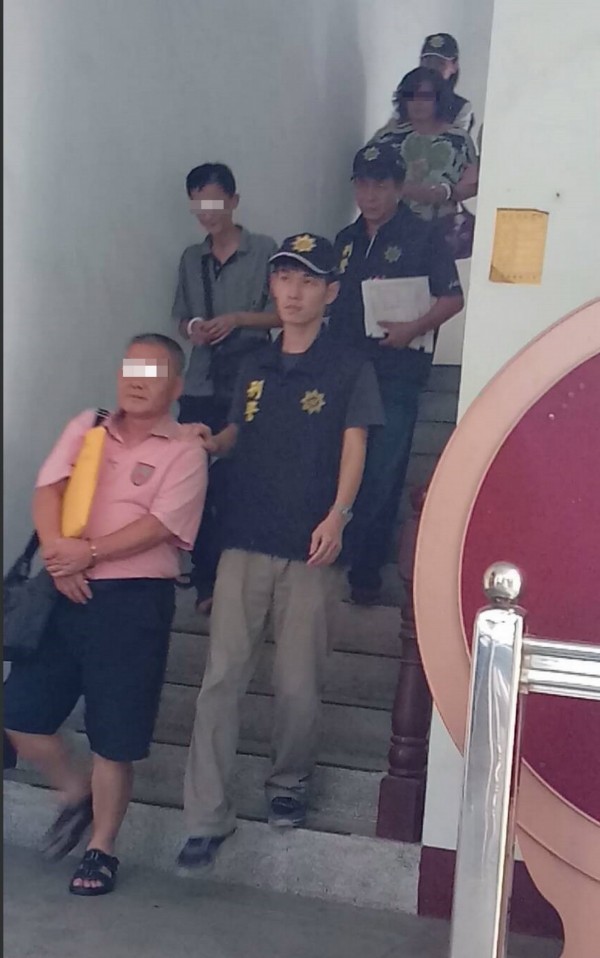 警方將涉嫌吸金主嫌徐志源（前）等5嫌移送偵辦。（圖由警方提供）