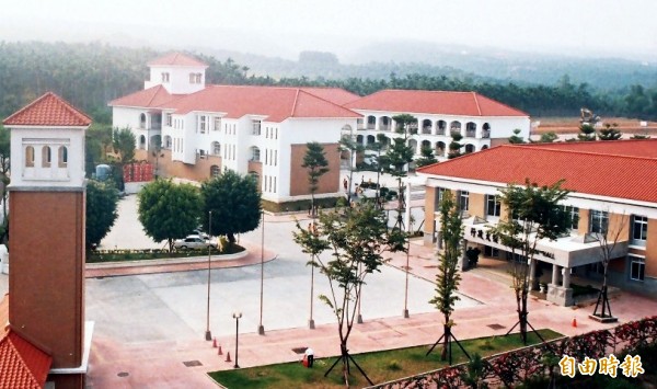 五育高中位於八卦山麓,環境優美,紅瓦白牆校園建築,有如置身歐洲世外桃源。(記者謝介裕攝)