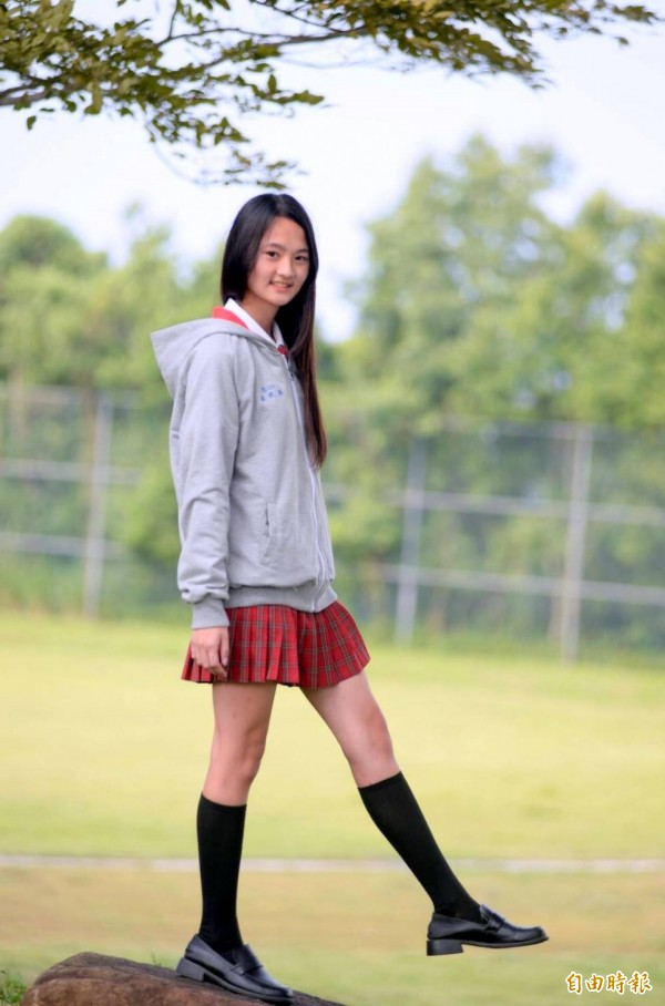 女生秋冬穿上灰色帽T,增添一股帥氣。(記者謝介裕攝)
