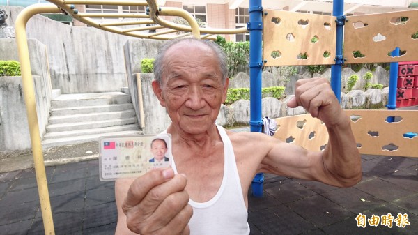 羅德祥年近90歲,練就一身結實、健壯的體格,他還拿出身分證證明自己真的是民國18年出生的。(記者彭健禮攝)