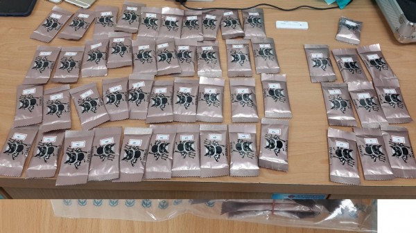 警方起出偽裝成咖啡包的MDMA (搖頭丸)。(記者丁偉杰翻攝)