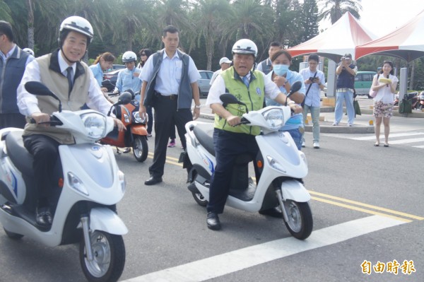 行政院長賴清德示範騎乘電動機車，宣布打造澎湖成為「國際、智慧、綠能、觀光島」。（記者劉禹慶攝）