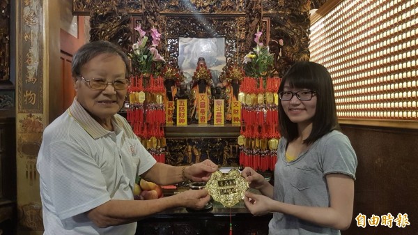 林映伃(右)高普考雙榜題名,敬獻一面5錢金牌感謝文昌帝君加持。(記者丁偉杰攝)