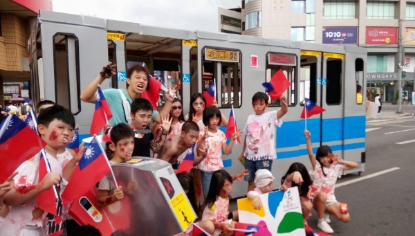 新興國小製作長600公分的捷運列車，全班26位同學扮成殭屍遊街，逗趣模樣吸引遊客搶拍。（圖由文化局提供）