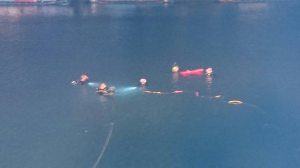 救難人員在成功漁港港區內潛水搜尋。（記者王秀亭翻攝）