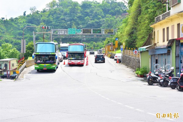 國慶連假進入第二天,蘇花公路南下路口車流順暢,未見昨日塞爆情況。(記者張議晨攝)