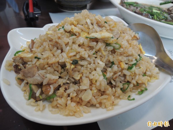 「老饕限定隱藏版美食」鴨肉炒飯。（記者周敏鴻攝）