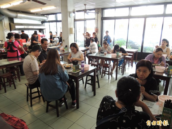 用餐時間的「新竹鴨肉麵楊梅店」，常常座無虛席。（記者周敏鴻攝）