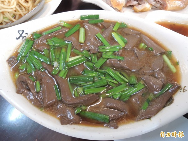 炒鴨血是「新竹鴨肉麵楊梅店」許多主顧必點菜色之一。（記者周敏鴻攝）