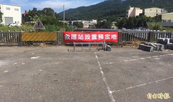 苗栗縣三義救護協會,已在河川加蓋停車場北端,掛上「救護站設置預定地」紅布條,盼鄉親全力支持。(記者張勳騰攝)