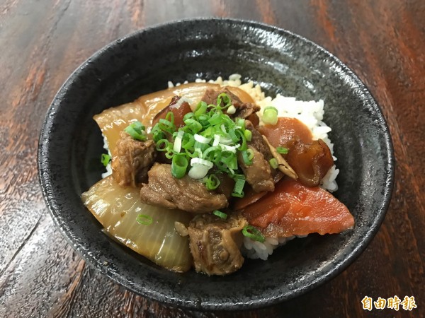 招牌料理牛腩飯，油花分佈均勻的牛肋條及洋蔥、紅蘿蔔等配料，全都滷得軟爛入味，讓人忍不住多扒幾口飯。（記者張安蕎攝）