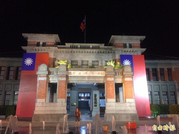 新竹市政府在國家雙十慶典時掛上長版大面國旗,讓人感到喜氣和莊嚴,不少網友說新竹市綠色執政,比起其他縣市,國旗反而掛得多。(記者洪美秀攝)