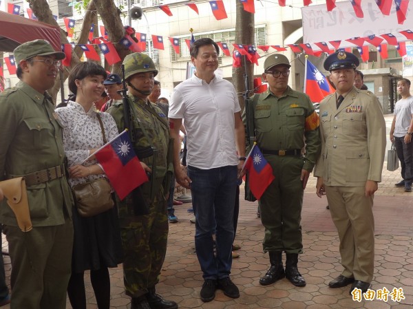 前台北縣長周錫瑋（右三）參加三重眷村文化節，現場和軍服愛好者合照。（記者李雅雯攝）