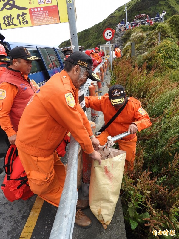 救難人員先將合歡山武嶺路邊的垃圾撿拾乾淨。（記者佟振國攝）