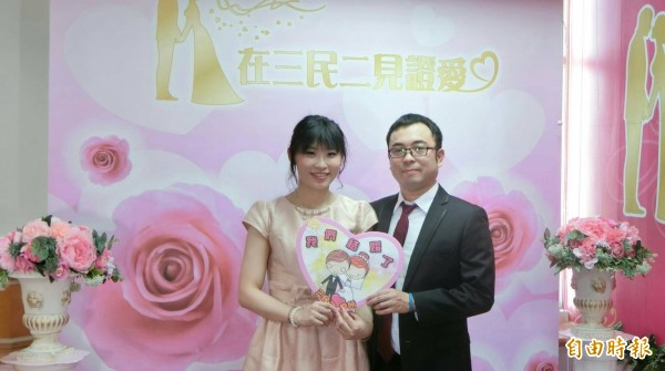 何博彥與張家瑜2人今天登記結婚。（記者陳文嬋攝）