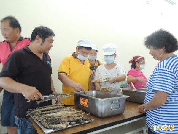 為父親完成遺願照顧老人，總鋪師蘇嘉益（左2）設長青食堂。（記者陳燦坤攝）