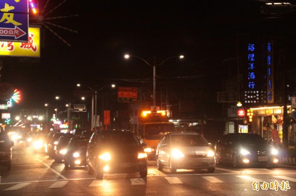 台東賞焰火的返鄉車潮直到夜間十一點才開始浮現。（記者陳彥廷攝）