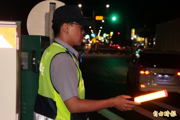 警方挑燈夜戰紓導收假車潮。（記者陳彥廷攝）