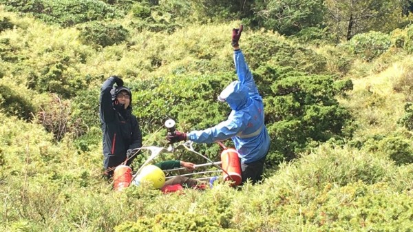 林務局楊姓巡山員墜谷腳踝扭傷，由直升機吊掛送醫。（記者黃佳琳翻攝）