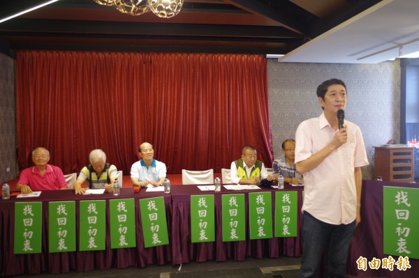 民進黨嘉縣資深黨員、親綠人士今開記者會呼籲「找回初衷」,前立委林國慶(右)等更痛批陳明文並不如他所喊的「終結派系、清流共治」。(記者王善嬿攝)