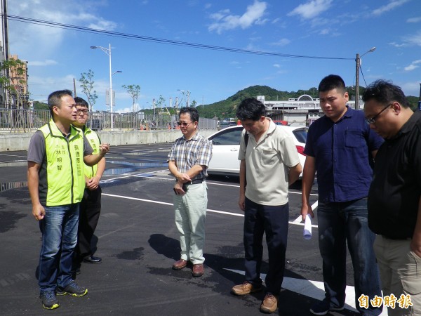 立委蔡適應服務處與國有財產署相關單位協調借用基隆港西3碼頭倉庫停車場旁一塊閒置土地(記者盧賢秀攝)