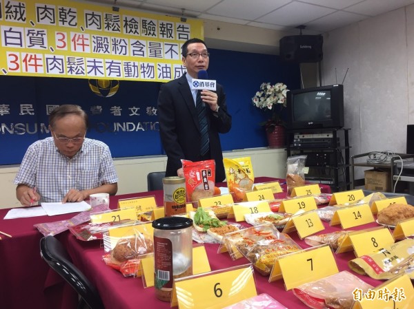 消基會調查發現,坊間有部分肉鬆成分竟未含動物油,疑似為「假肉鬆」!由於現行食安法規未規範「摻偽」行為,消基會呼籲政府及早跟上國際趨勢,引進「食品身分標準」制度,保障消費者「吃」的安全。(記者陳宜加攝)