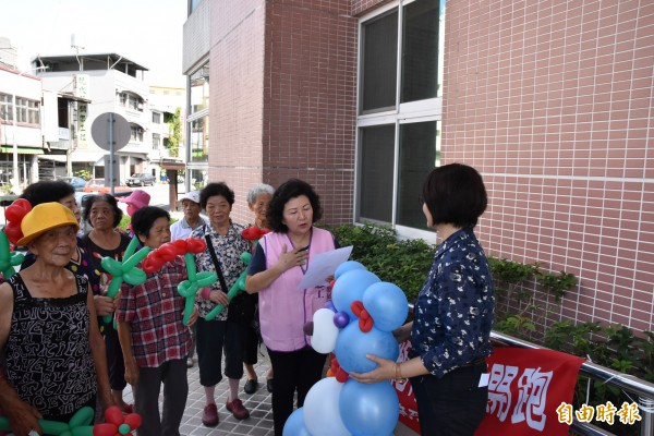 古坑鄉古坑社區發展協會理事長吳淑慧(右二)與多位社區長輩到古坑鄉公所,向鄉長黃意玲(右一)陳情。(記者黃淑莉攝)