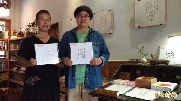 何景窗(右)與虎尾厝沙龍負責人王麗萍(左)邀大家一起到沙龍看展。(記者廖淑玲攝)