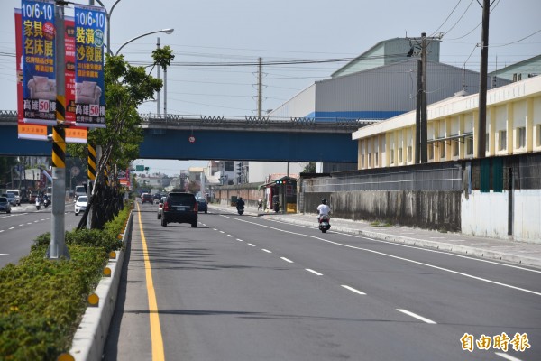 屏東市和生一路交通量大，隨意停車很危險。（記者葉永騫攝）