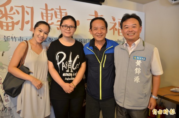 竹市弱勢就業微電影首映,身心障礙者職場「重生」滿滿洋蔥。(記者蔡彰盛攝)