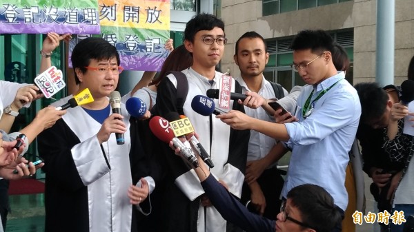 律師團許秀雯(左一)、潘天慶(左二)對於部分敗訴感到遺憾。(記者吳政峰攝)