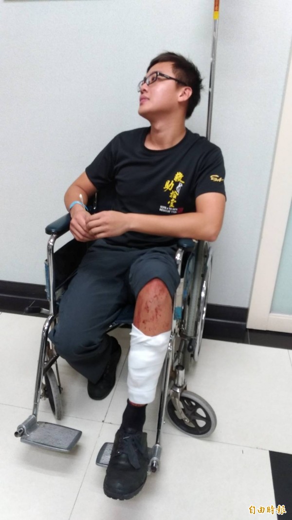 虞姓消防隊員被震撼彈碎片砸傷小腿。(記者吳昇儒攝)
