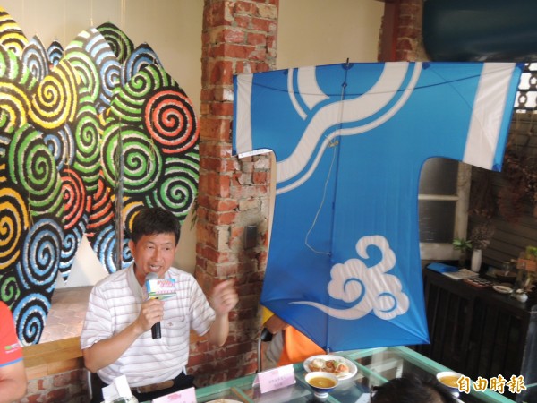 風箏創意大師蘇天富所創意的客家衫風箏,有著濃濃客家風情。(記者張勳騰攝)