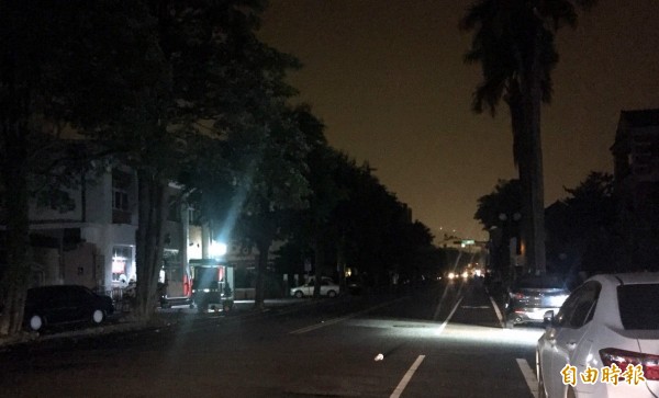 南投縣集集鎮2週來經常無預警大跳電,造成市區一片漆黑,住戶、商家叫苦連天。(記者謝介裕攝)