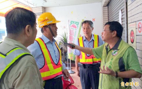南投縣集集鎮2週來經常發生無預警大跳電,令民進黨南投縣黨部主委陳昭煜(右)等人相當不滿,要求台電南投區營運處改善。(記者謝介裕攝)