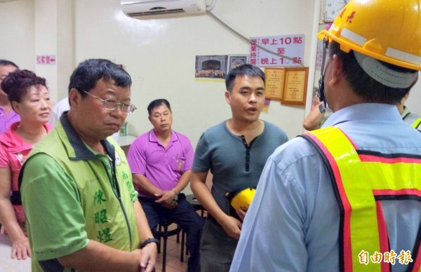南投縣集集鎮2週來經常發生無預警大跳電,民進黨南投縣黨部主委陳昭煜(左1)、集集鎮長陳紀衡(左2)等人,要求台電南投區營運處須賠償民眾的損失。(記者謝介裕攝)