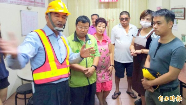 針對南投縣集集鎮無預警大跳電問題,台電南投區營運處長蔡欽堂(左)向地方說明、溝通情形。(記者謝介裕攝)