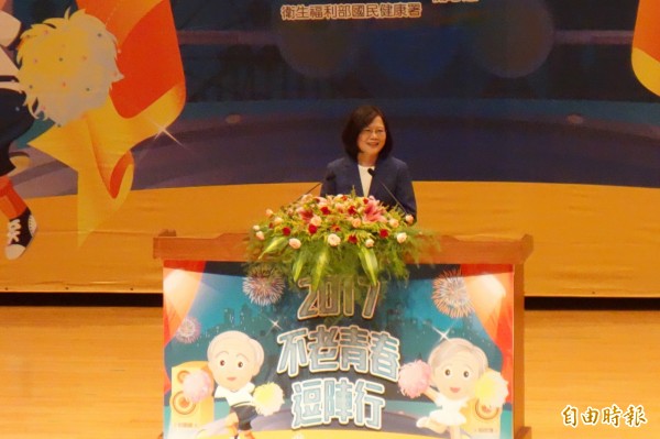 總統蔡英文今早出席「2017不老青春逗陣行」全國總決賽,為參賽的爺奶們打氣。(記者葉冠妤攝)