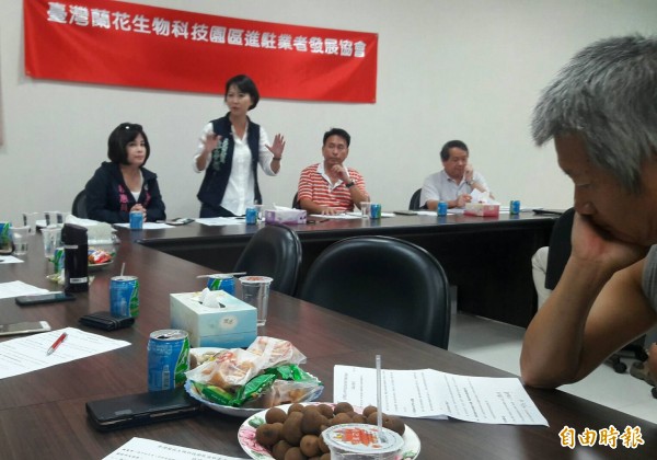 台灣蘭花園區協會業者對貸款年利率補助驟然提高相當不滿,立委陳亭妃認為,農委會農金局有違信賴保護原則,將據理力爭,同時強調若有機會入主市政,園區將設單一窗口,並爭取與台中市共同舉辦2020年世界蘭展。(記者王涵平攝)