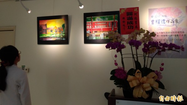一段敘述母子情深及勇敢抗癌的「阿德畫展」正在台大醫院雲林分院虎尾院區展出。(記者廖淑玲攝)
