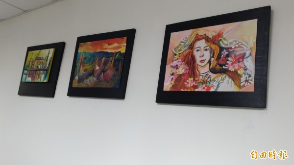 曾耀德作品展,讓人強烈感受生命力。右一畫的就是母親林淑紅。(記者廖淑玲攝)