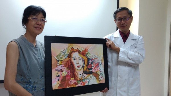 林淑紅最愛兒子為她畫的這幅畫。(記者廖淑玲攝)