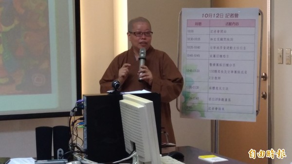 為阿德祝福皈依的法師普安今天也專程參加畫展開幕。(記者廖淑玲攝)